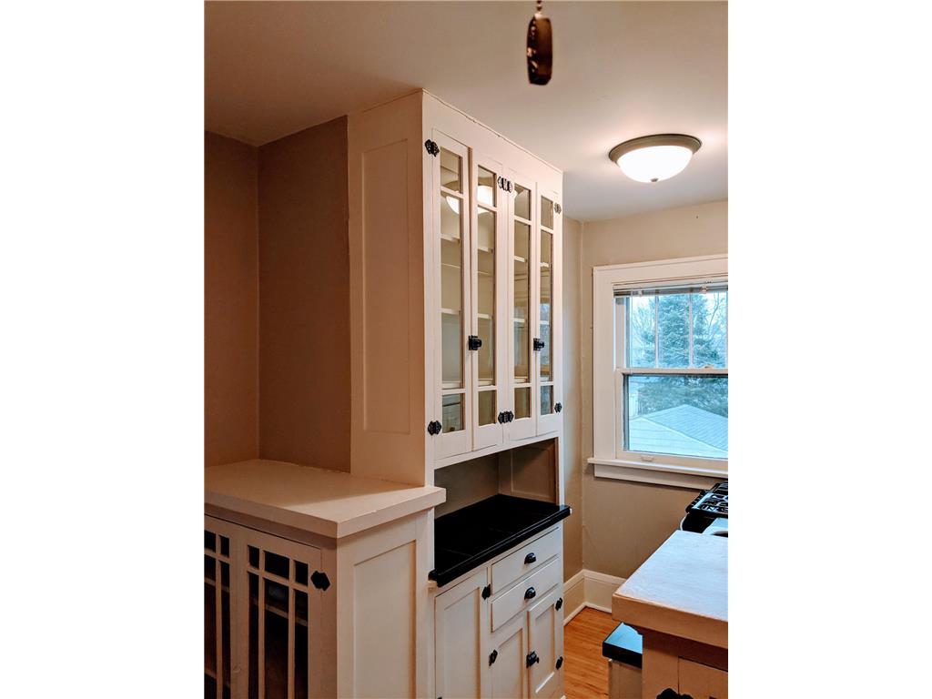 1703 1702 Ashland and Laurel Avenue Saint Paul MN 55104 7045473 image8