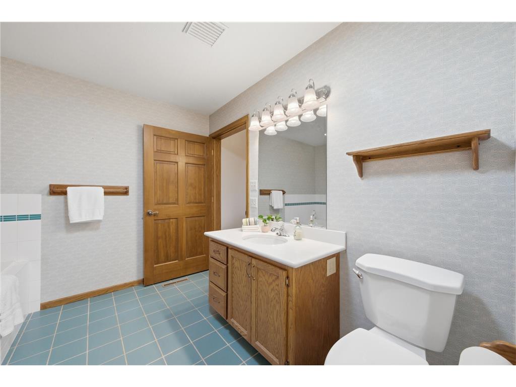 1708 Kerry Lane Woodbury MN 55125 6782564 image8