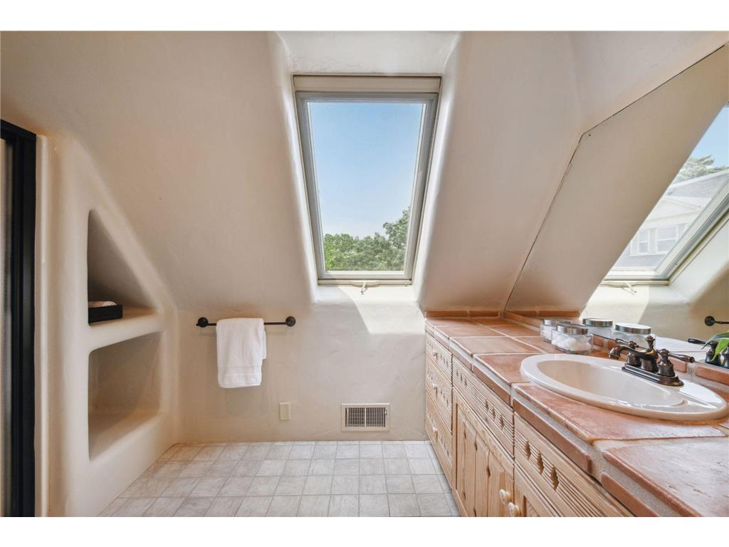 1721 Mount Curve Avenue Minneapolis MN 55403 7064564 image104