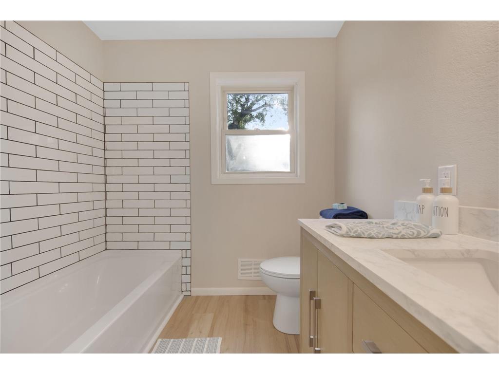 1722 Queen Avenue N Minneapolis MN 55411 6788442 image23