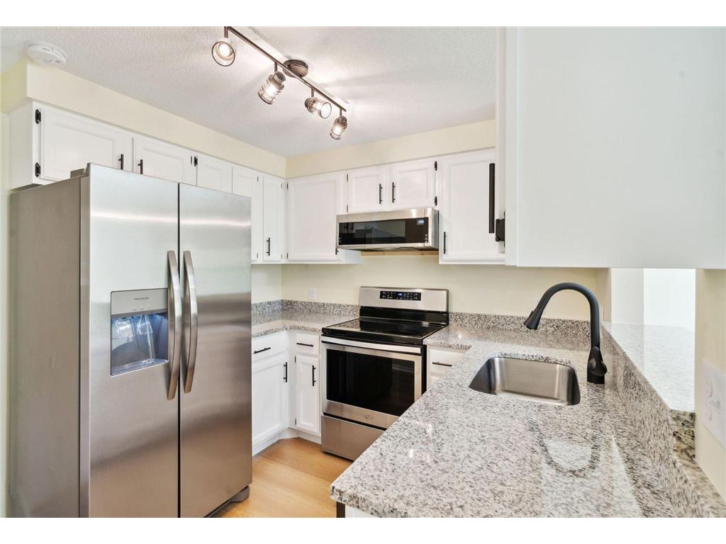 17559 Pond Circle Eden Prairie MN 55346 6449799 image1