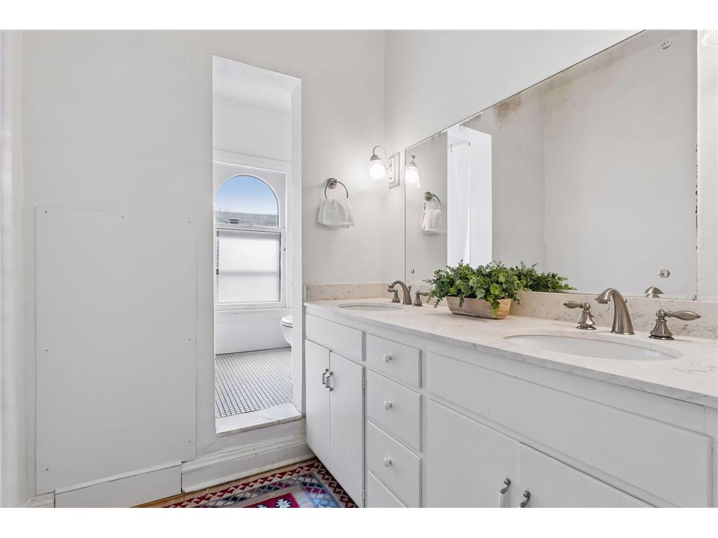1807 Dupont Avenue S Minneapolis MN 55403 7036814 image71