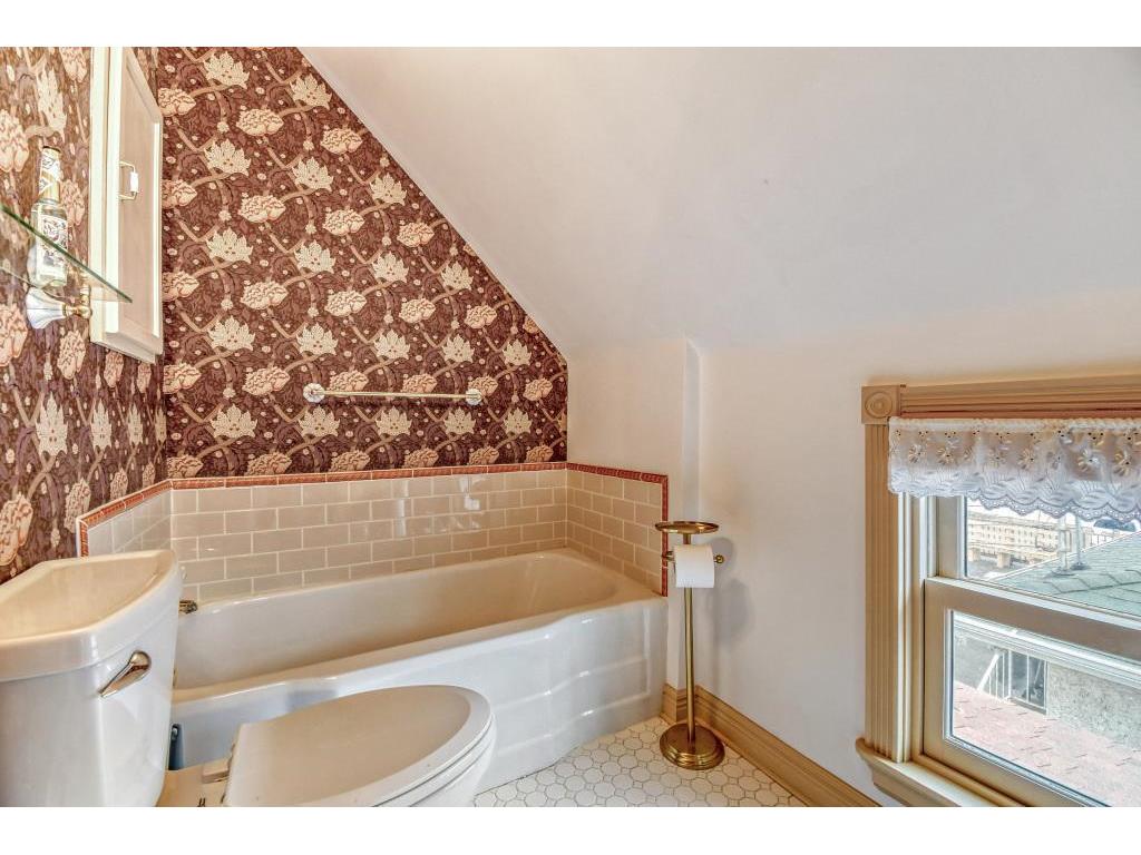 1833 Hawthorne Avenue E Saint Paul MN 55119 7043681 image26