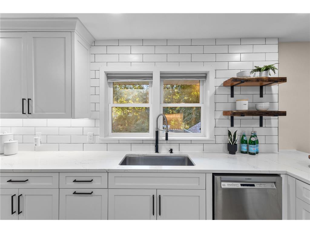 1843 Victoria Street N Roseville MN 55113 6801360 image1