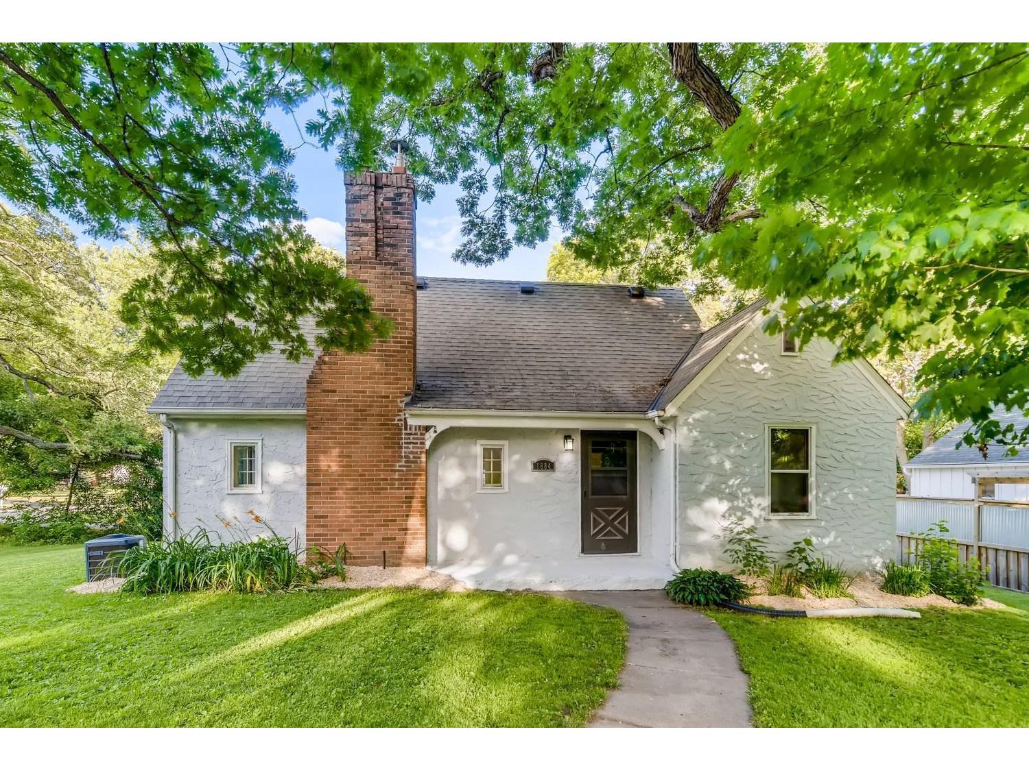 1884 Kenwood Drive W, Maplewood, MN 55117 MLS 6013201 Edina Realty