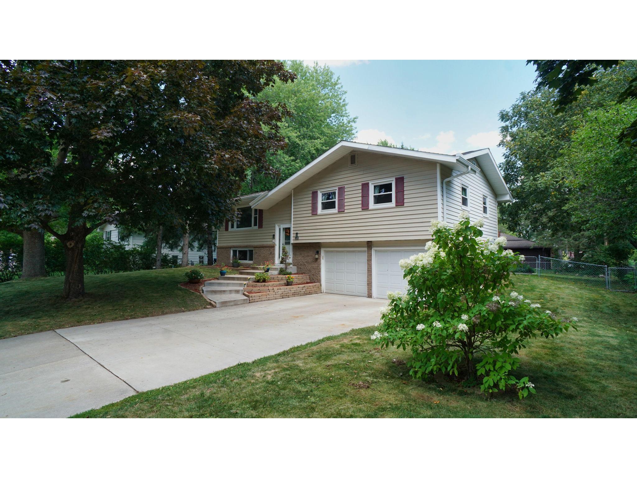 1896 Sterling Avenue N, Maplewood, MN 55109 MLS 6084957 Edina Realty