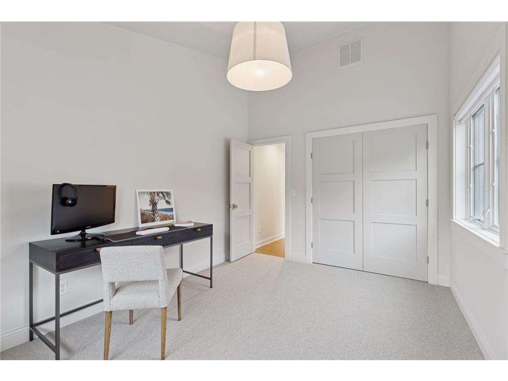 19020 Minnetonka Boulevard Deephaven MN 55391 6760566 image16