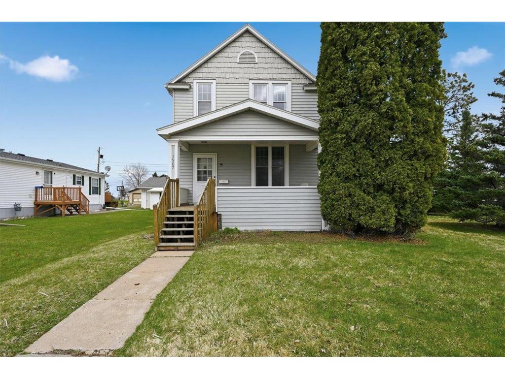 1907 E 4th Street Superior WI 54880 7068938 image1