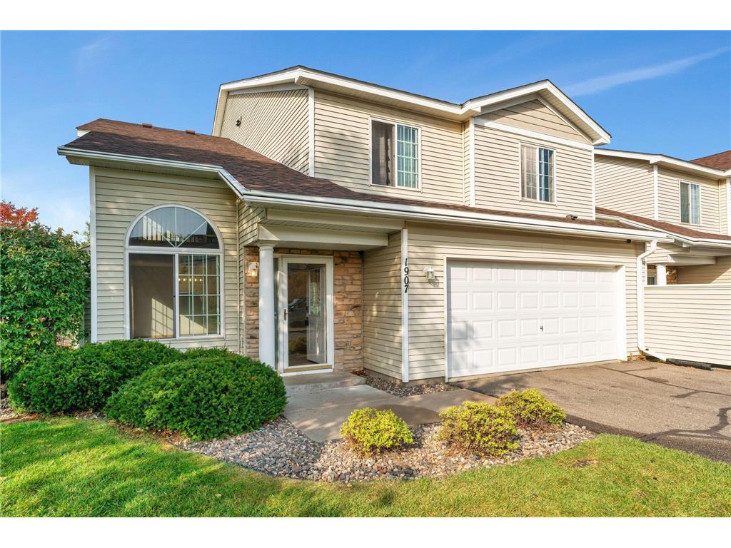 1907 Iris Hudson WI 54016 6612819 image1