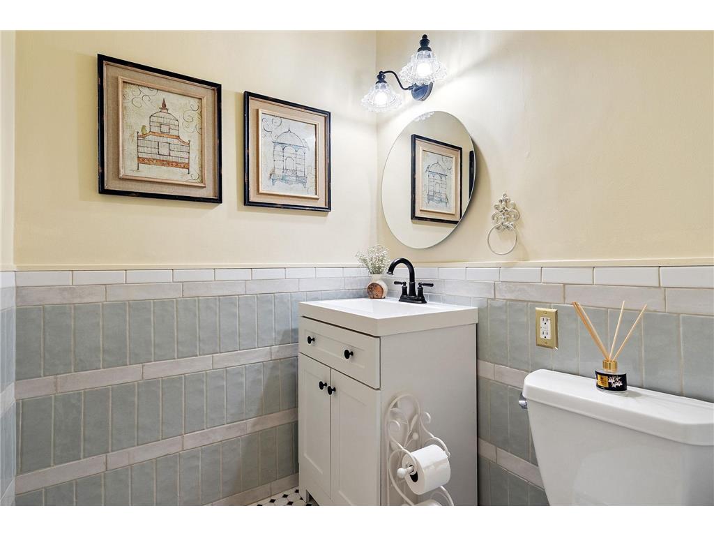 1912 Dupont Avenue S #103 Minneapolis MN 55403 7015560 image4