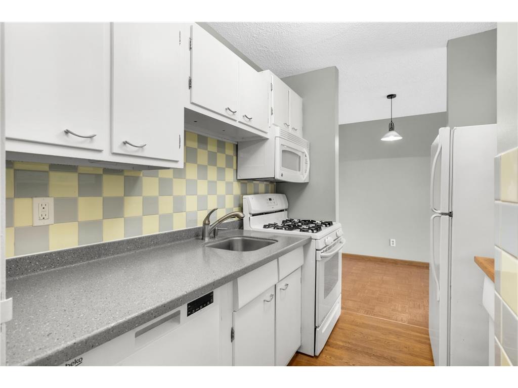 1912 Dupont Avenue S #405 Minneapolis MN 55403 7043715 image4