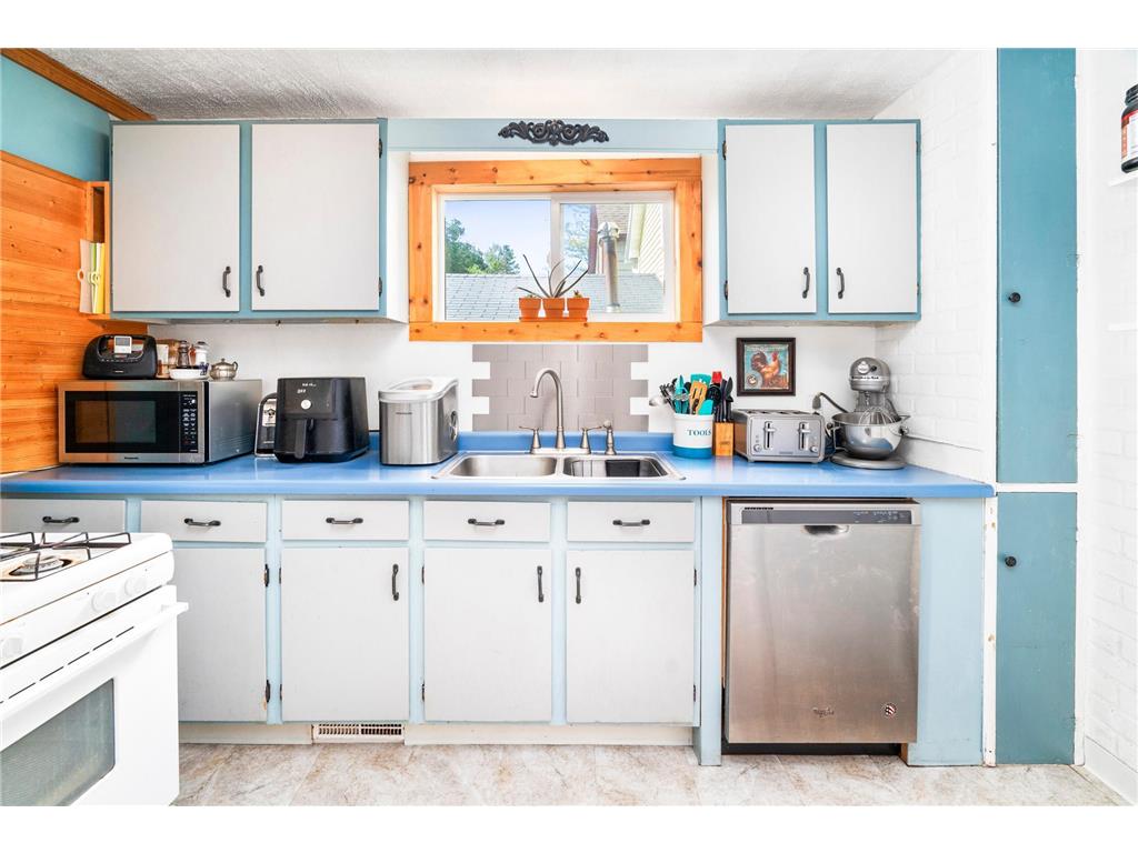 1912 Oakes Avenue, Superior, WI, 54880 MLS 6560810 Edina Realty