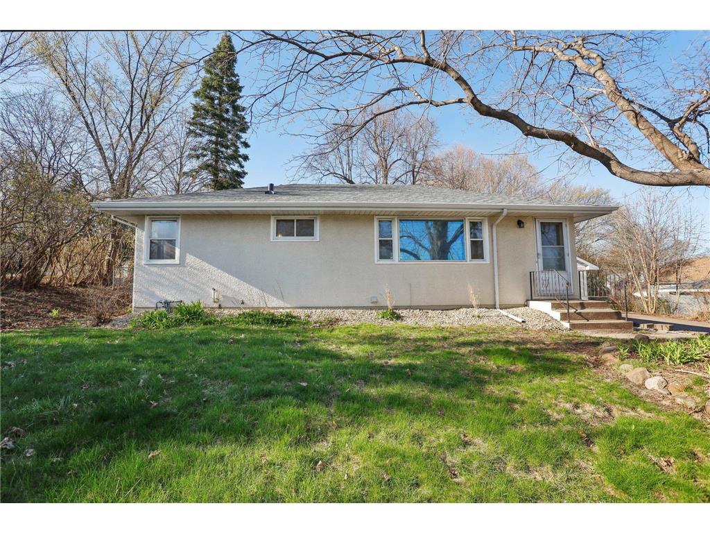 1939 E County Road B Maplewood MN 55109 6711869 image1