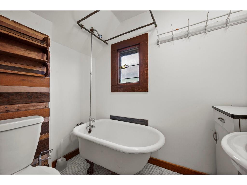 194 Logan Avenue N Minneapolis MN 55405 7068791 image36