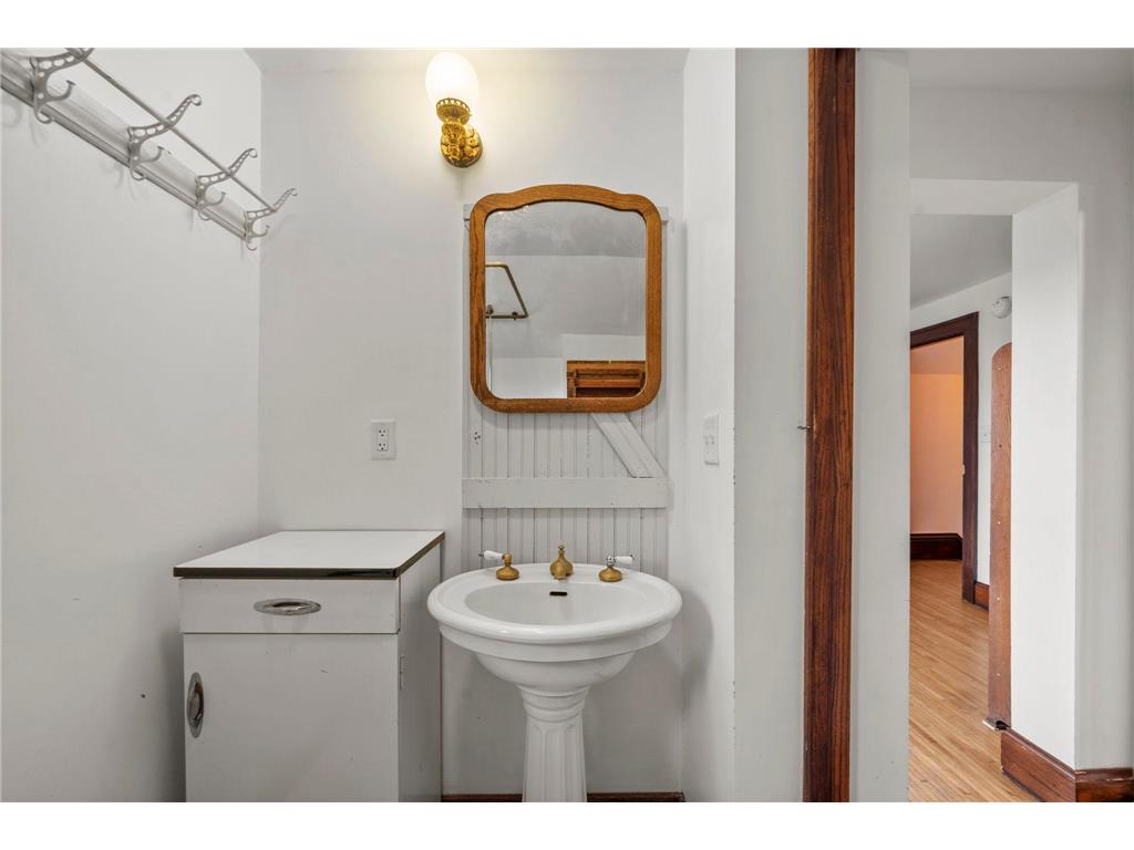 194 Logan Avenue N Minneapolis MN 55405 7068791 image38
