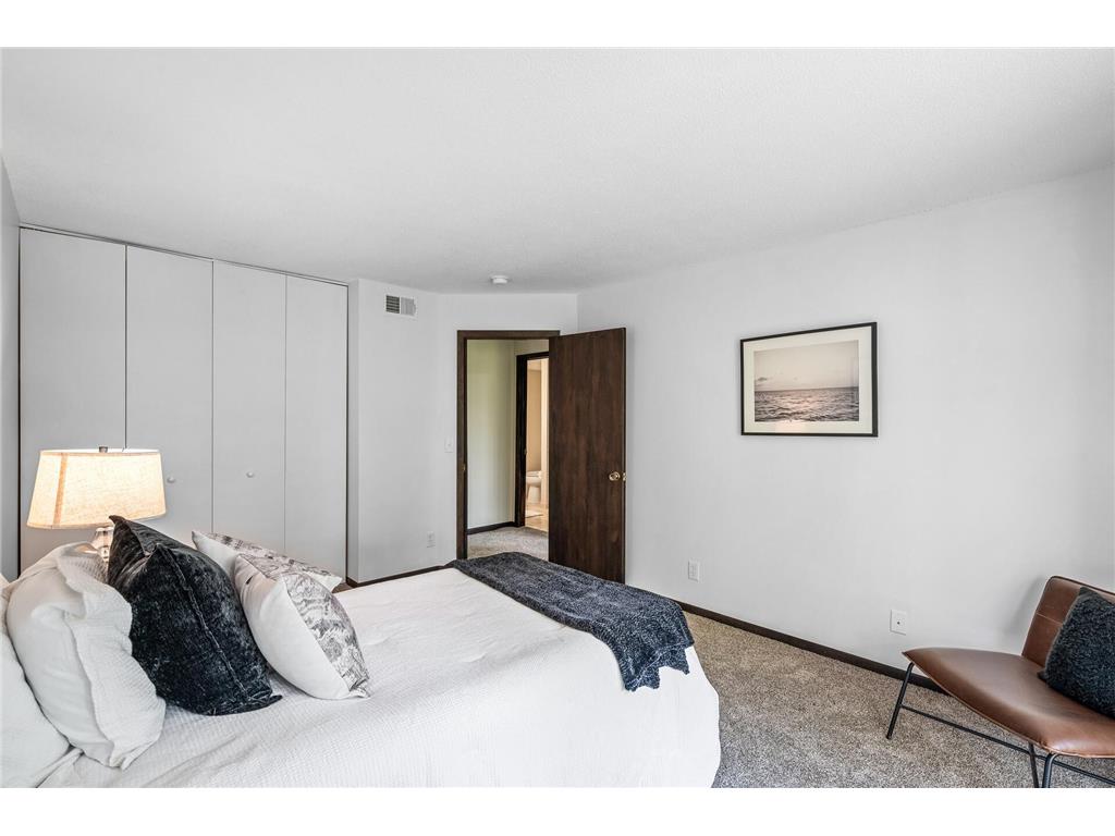 1940 Dupont Avenue S Minneapolis MN 55403 7000485 image22