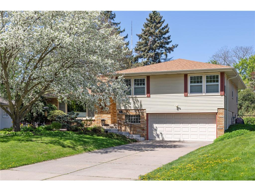 1961 Prior Avenue N Roseville MN 55113 6595176 image1