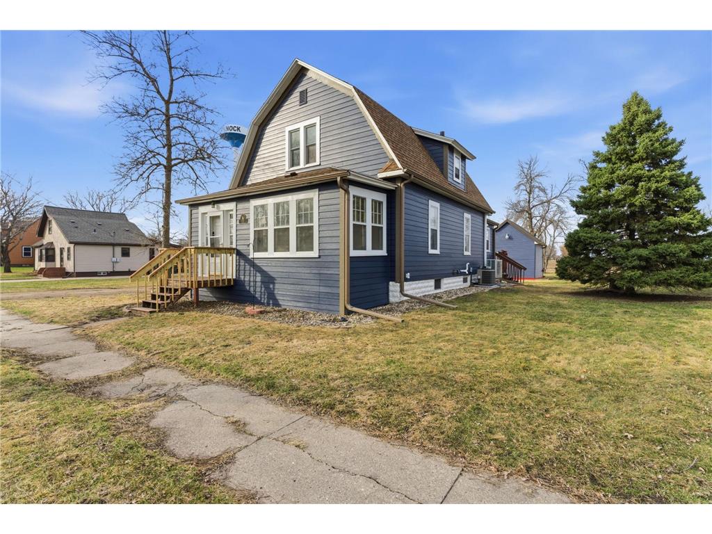 201 Dakota Avenue NE Pennock MN 56279 7047211 image1