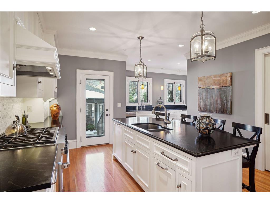 2011 Kenwood Parkway Minneapolis MN 55405 6628676 image1