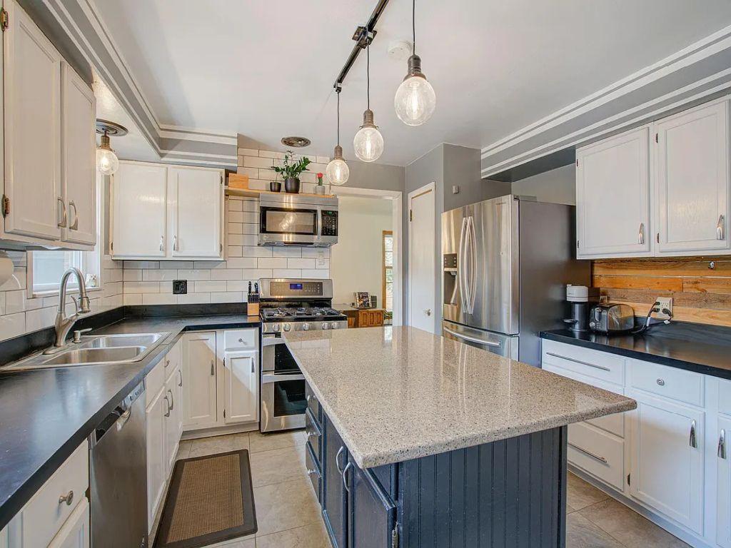 2011 Vincent Avenue N Minneapolis MN 55411 7070823 image6