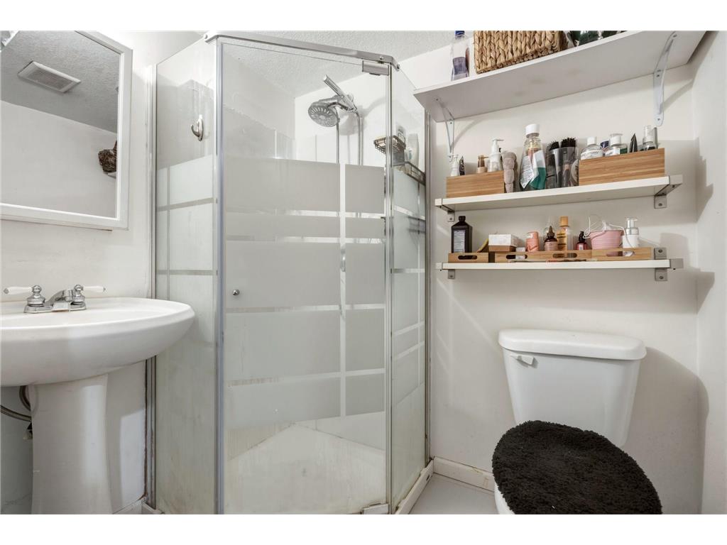 2014 Thomas Avenue N Minneapolis MN 55411 7028373 image35