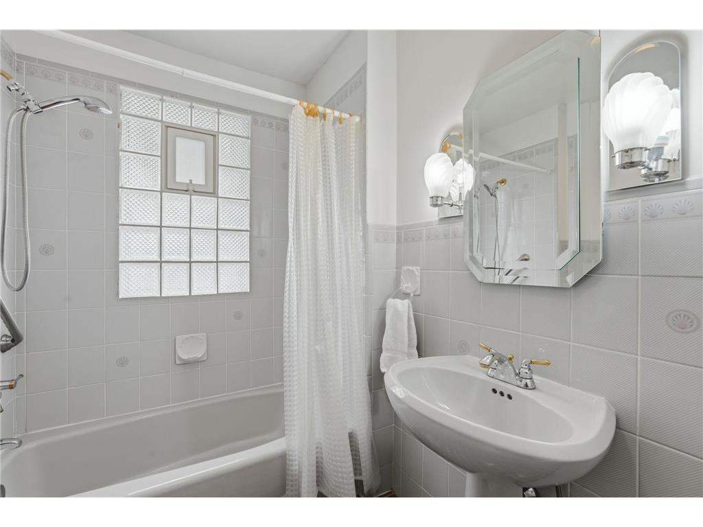 2016 Laurel Avenue Saint Paul MN 55104 7083436 image16
