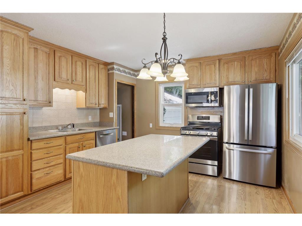 2042 Chatsworth Street N Roseville MN 55113 6394417 image1