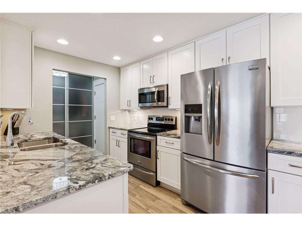 205 Barry Avenue S #221 Wayzata MN 55391 - Lake Minnetonka 7028722 image1