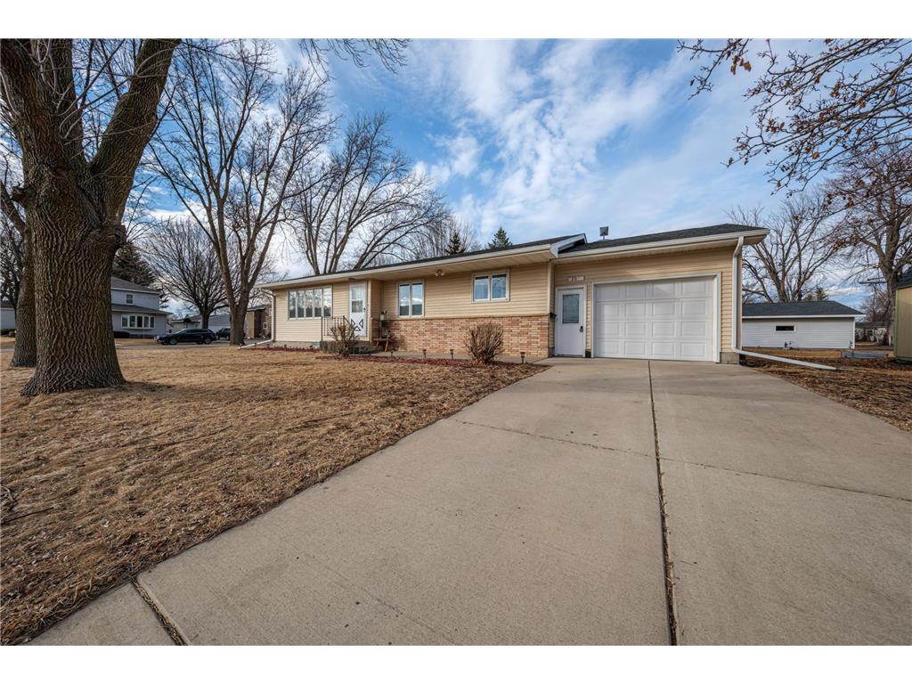 208 E Fairview Avenue Olivia MN 56277 6652858 image1
