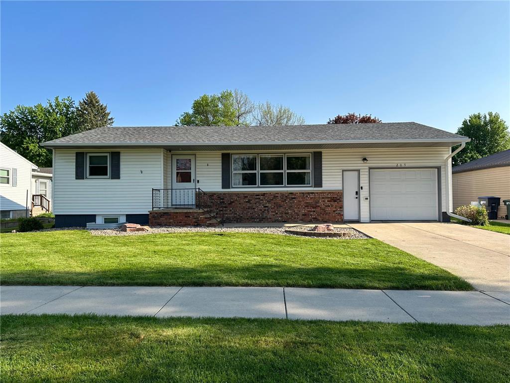209 E Barck Avenue Luverne MN 56156 6510609 image1