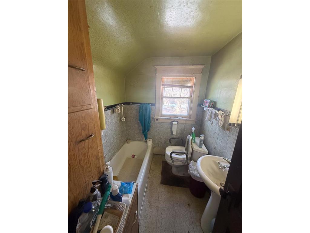209 Walnut Street Marshall MN 56258 7013471 image17