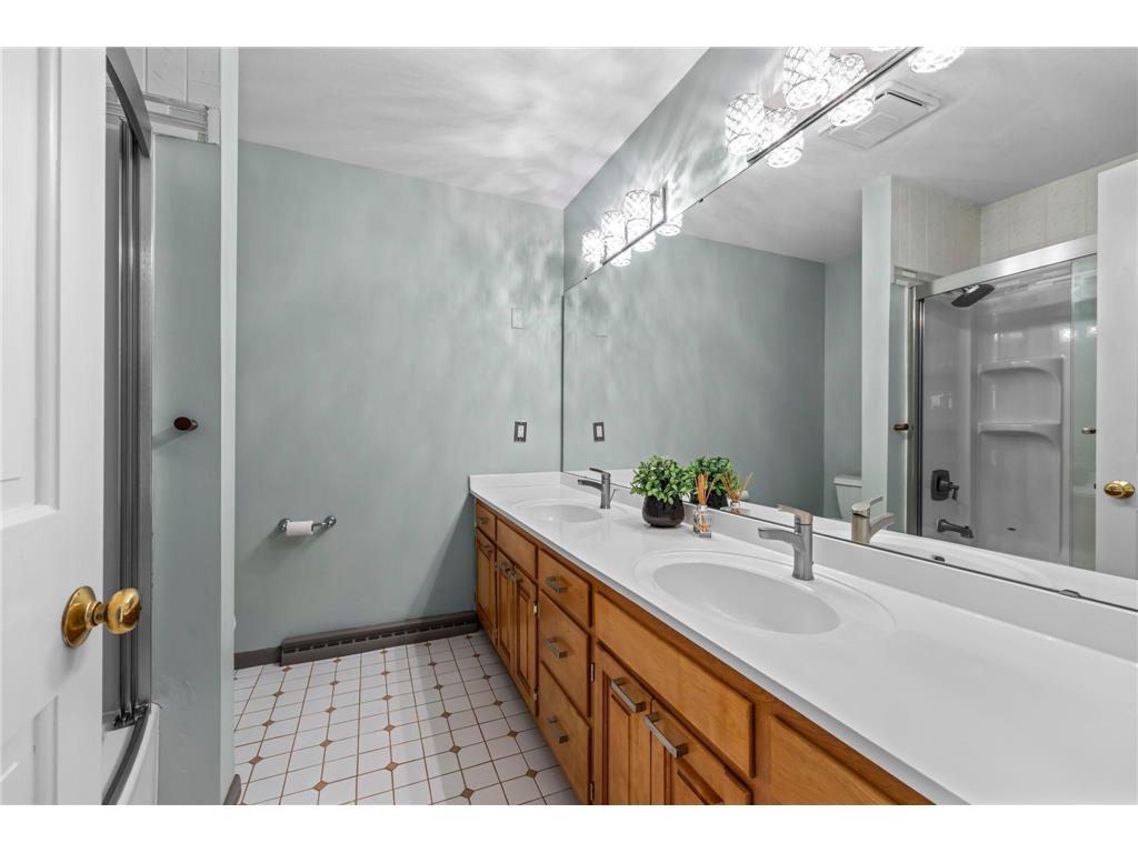 21 N Oaks Road North Oaks MN 55127 7005979 image32