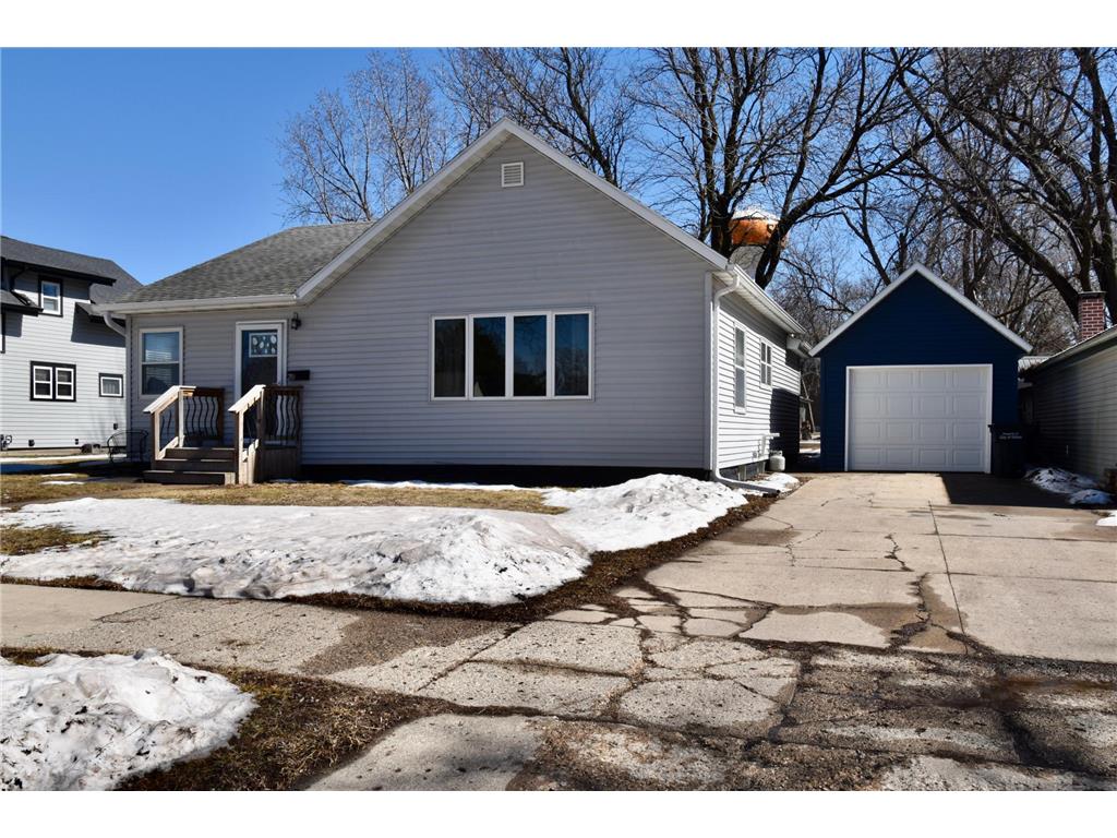 210 4th Ave Sibley IA 51249 7040684 image1
