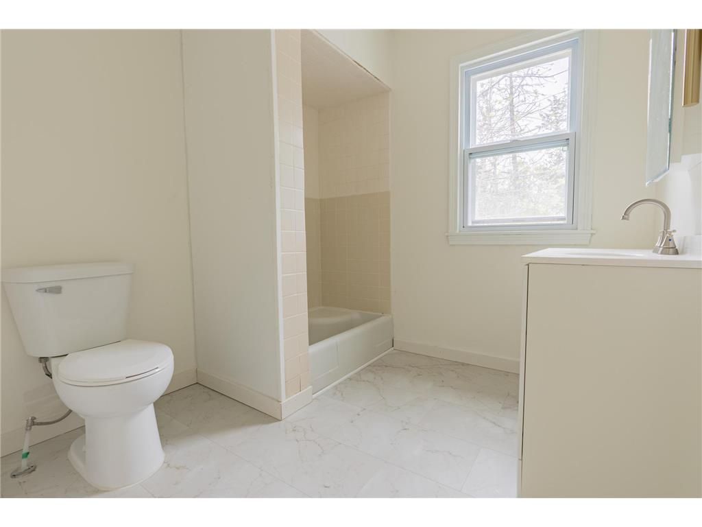 210 Shakopee Avenue E Shakopee MN 55379 7071348 image18