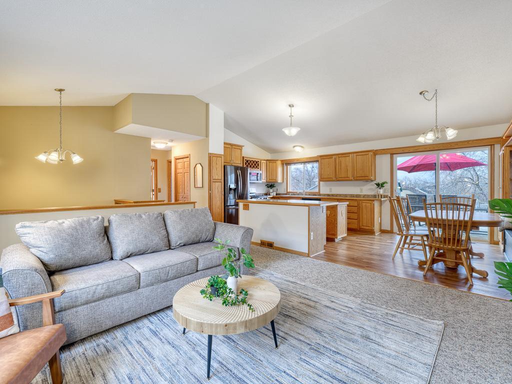 2100 Eagle Bluff Drive Burnsville MN 55337 6477031 image1