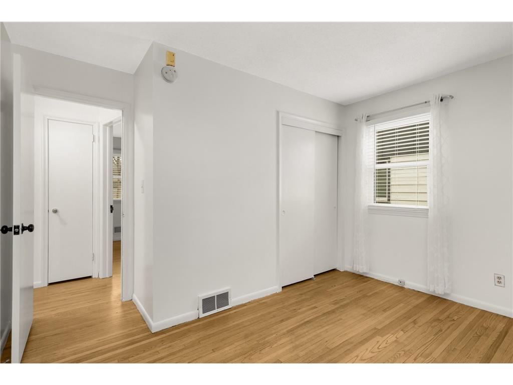 2112 Hawthorne Avenue E Saint Paul MN 55119 6824327 image12