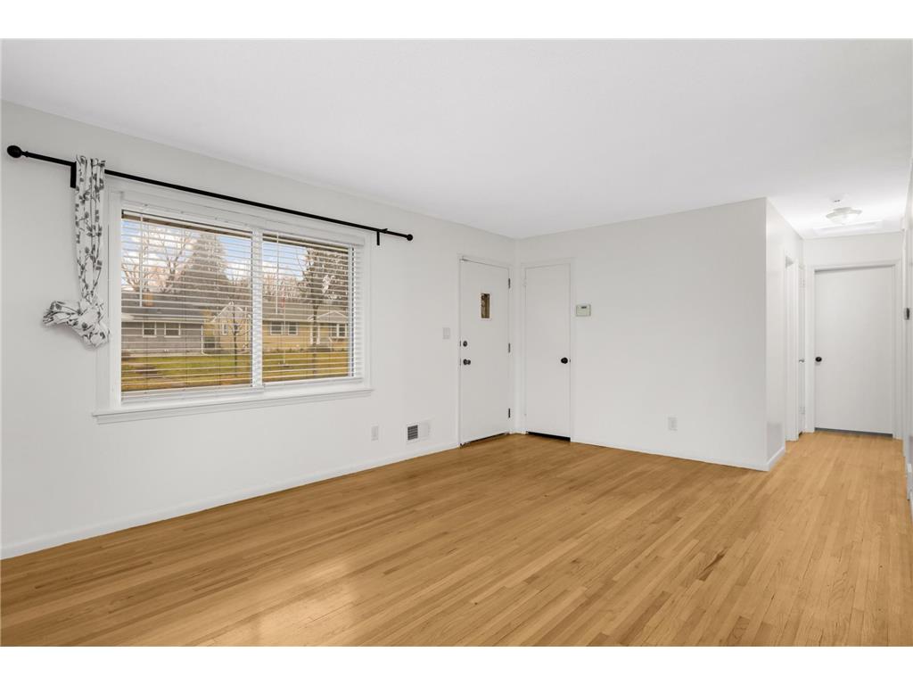 2112 Hawthorne Avenue E Saint Paul MN 55119 6824327 image4