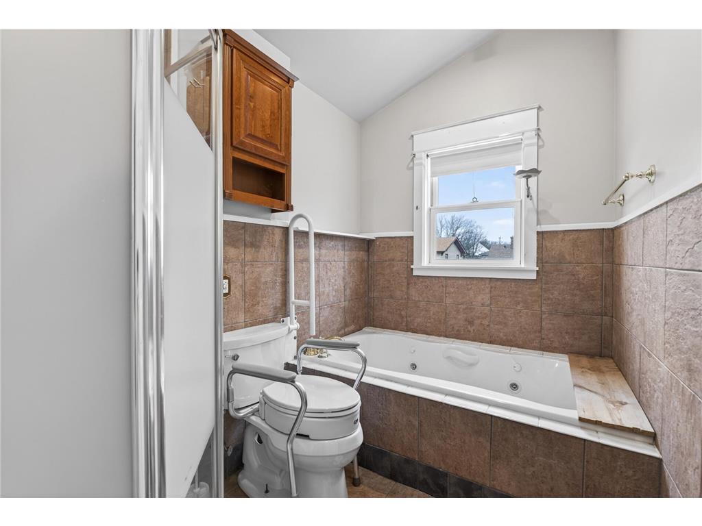 2114 Queen Avenue N Minneapolis MN 55411 7095077 image17