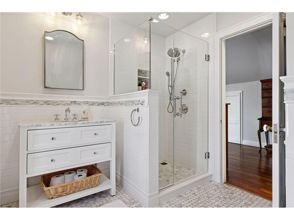 2116 W Lake Of The Isles Parkway Minneapolis MN 55405 7021018 image60