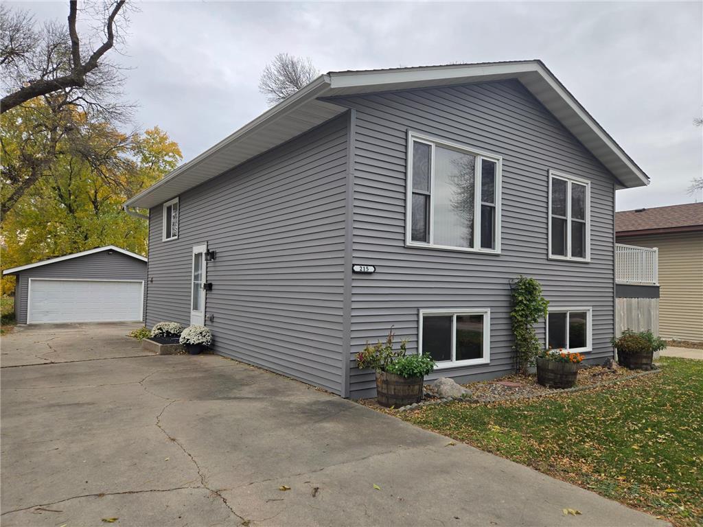 215 Manila Street NE Willmar MN 56201 6810220 image1