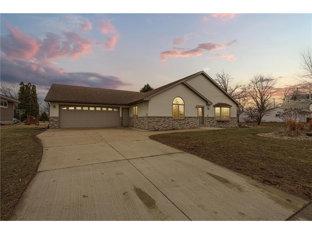 216 3rd Street NE New Richland MN 56072 7028720 image1