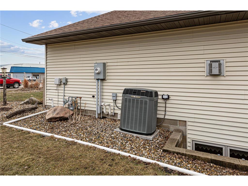 216 3rd Street NE New Richland MN 56072 7028720 image34