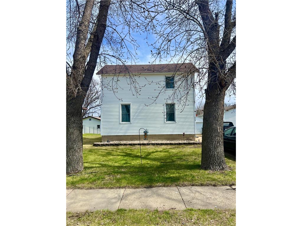 219 N Grant Street Milbank SD 57252 7057600 image1