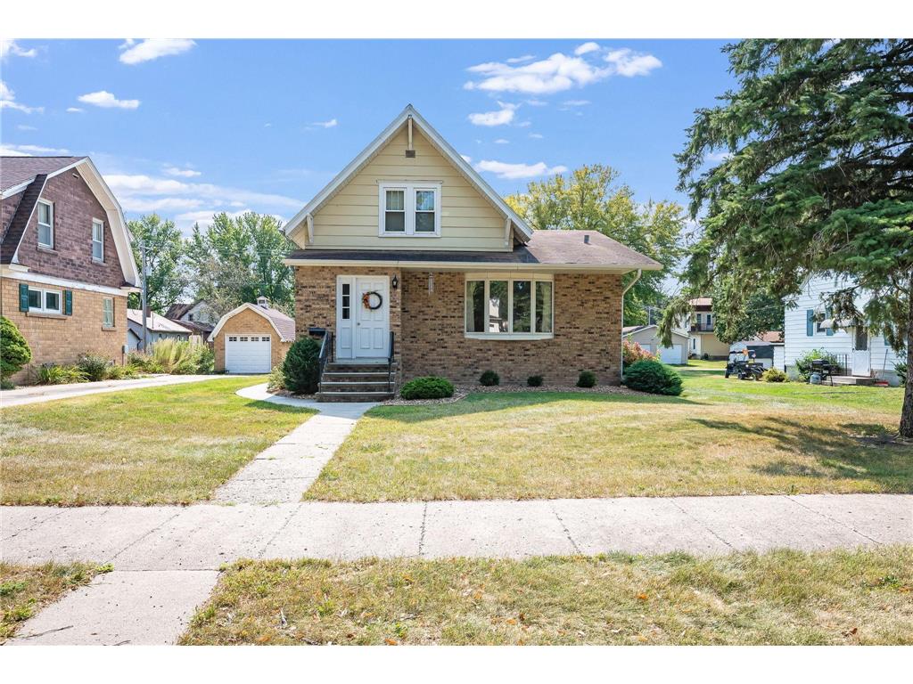219 W 3rd Street Blue Earth MN 56013 6601996 image1