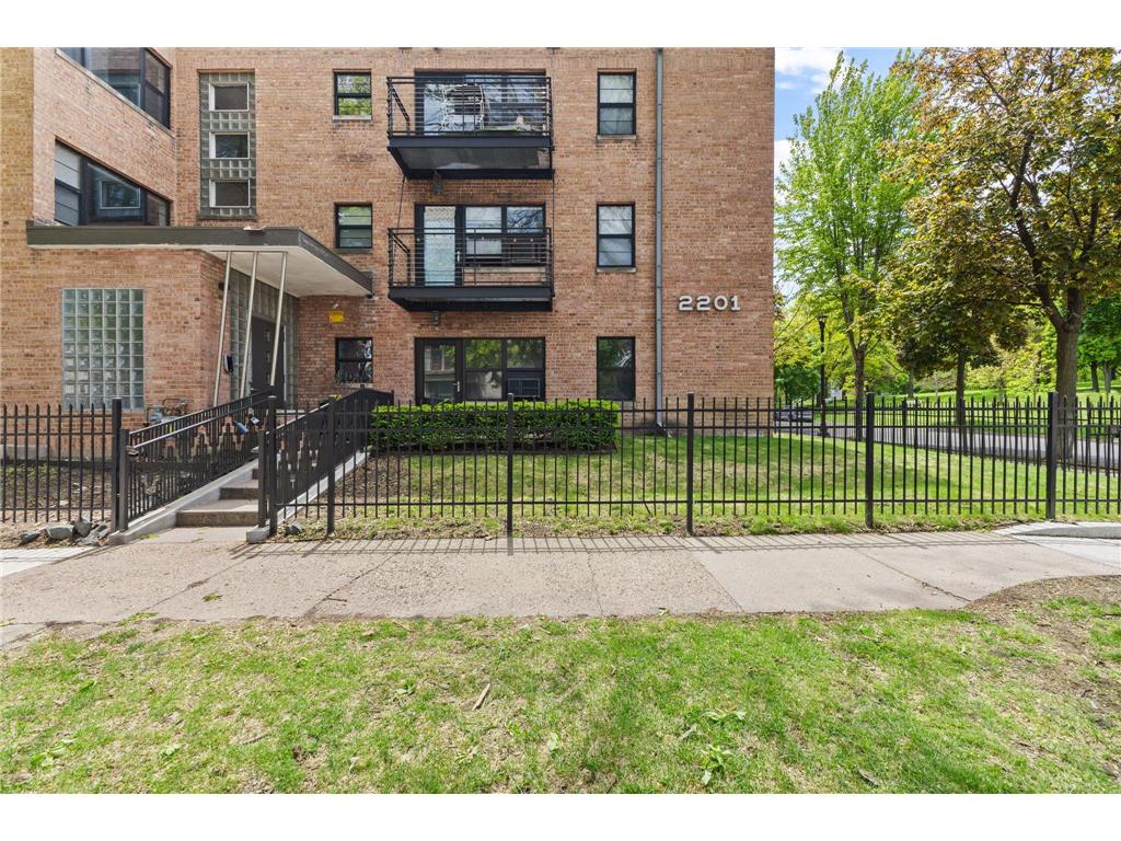 2201 3rd Avenue S #302 Minneapolis MN 55404 7079045 image1