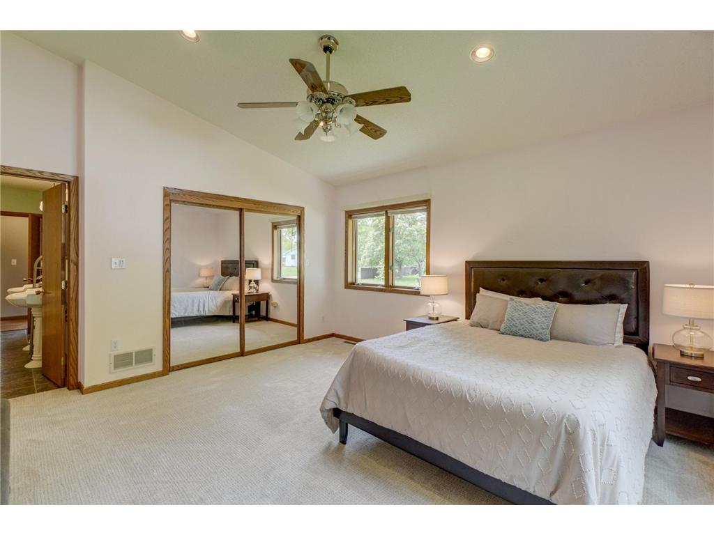 2201 Roselawn Avenue W Roseville MN 55113 7060844 image18