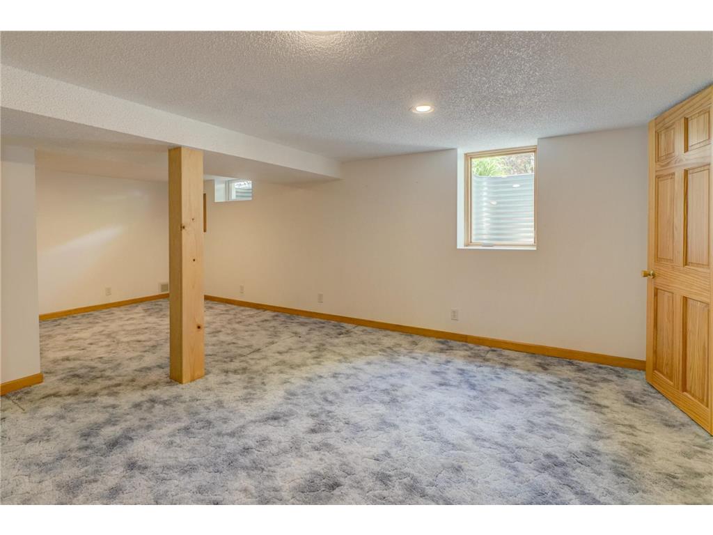 2201 Roselawn Avenue W Roseville MN 55113 7060844 image23