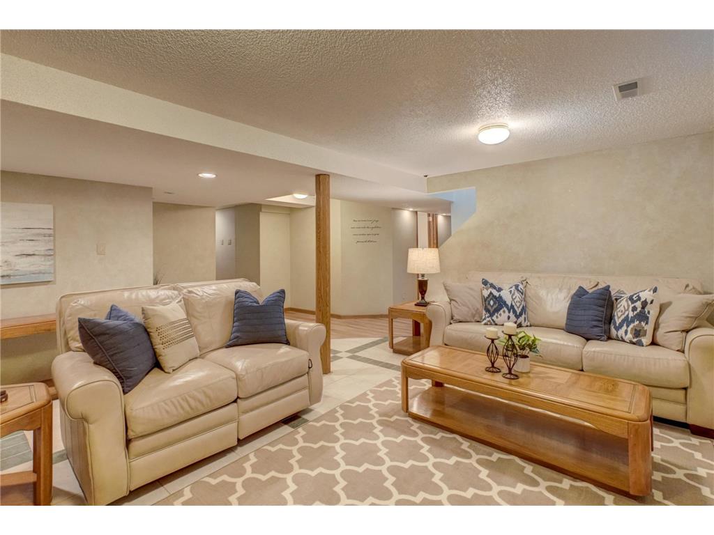 2201 Roselawn Avenue W Roseville MN 55113 7060844 image25