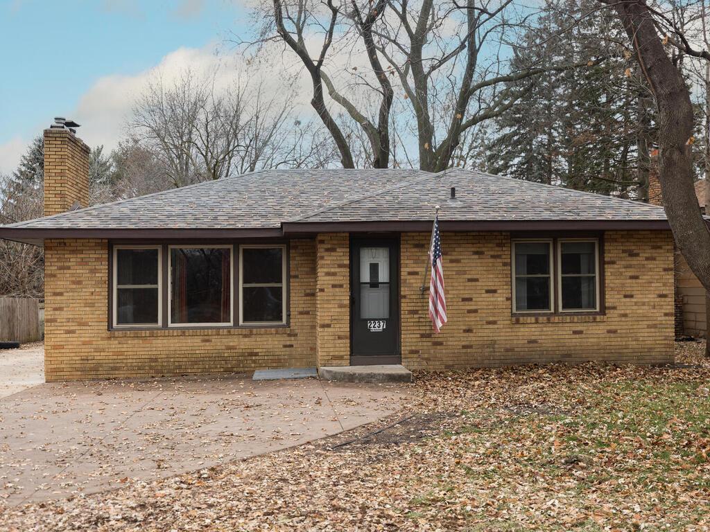 2237 Lexington Avenue N Roseville MN 55113 6472142 image1