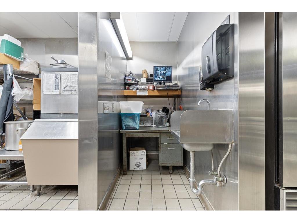 228 W Main Street Marshall MN 56258 6483718 image28